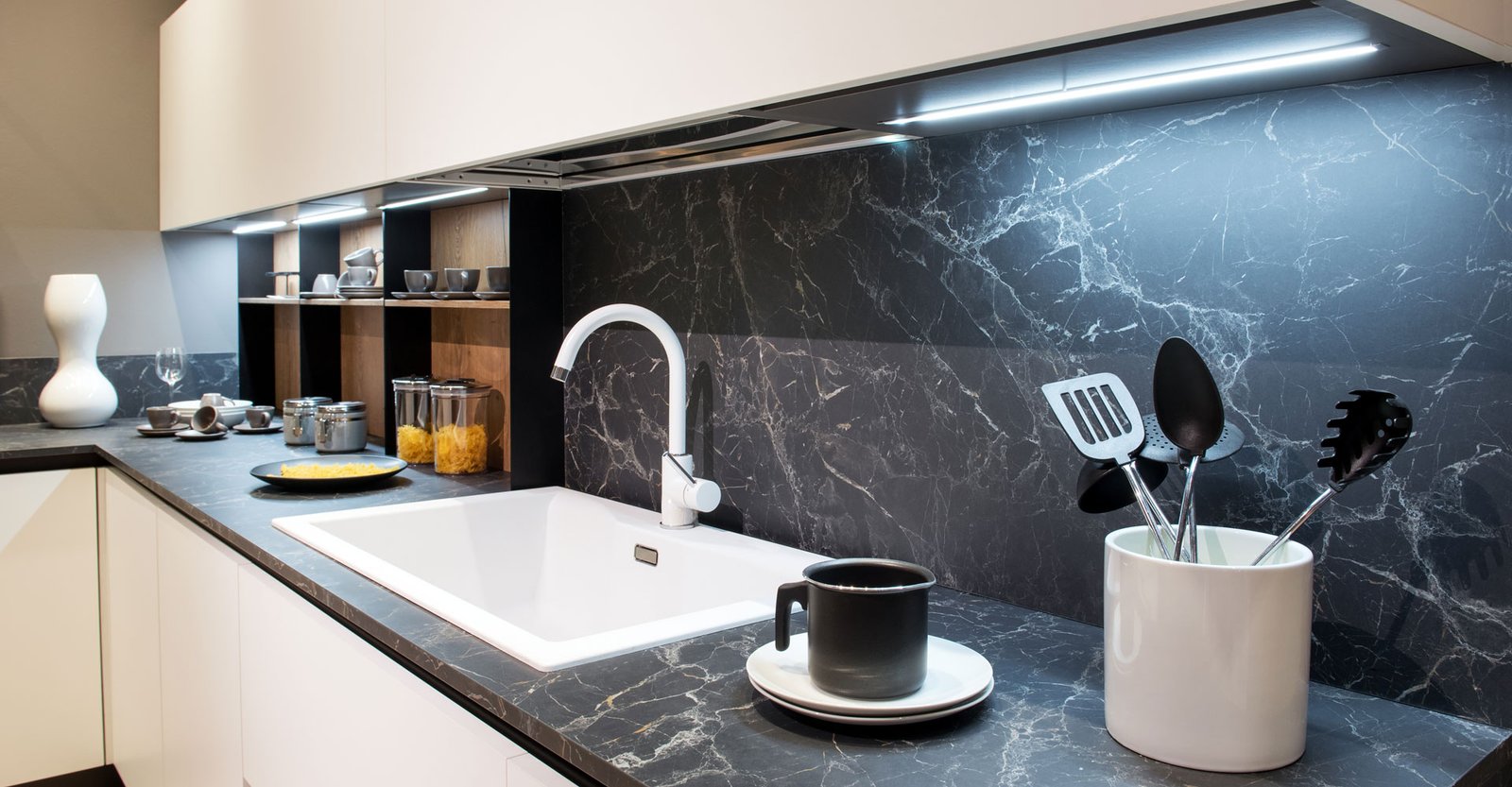 Difference-Between-Glass-Kitchen-Splashbacks-and-Stone-Kitchen-Splashbacks
